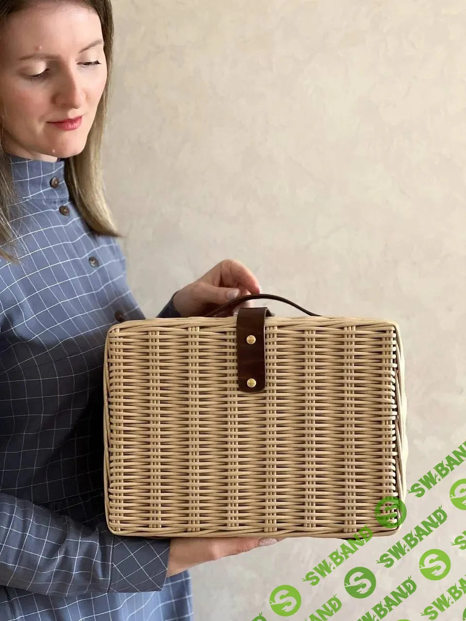 [Юлия Антонова] Плетёный чемодан (2023)