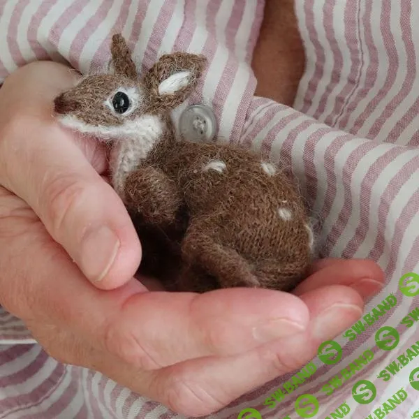 [Вяжи.ру] Вязаный спицами оленёнок Miniature Fallow Deer (2025)