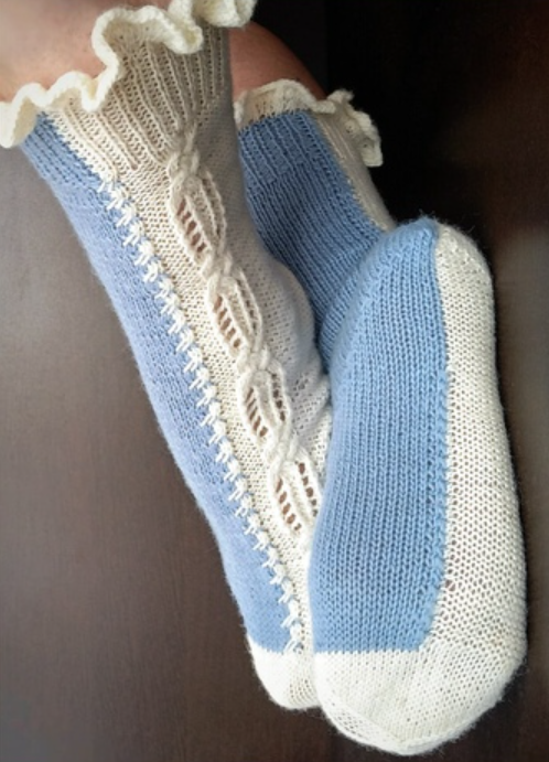 Уютные носки с рюшами, связанные спицами